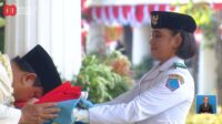 Presiden Cium Bendera Merah Putih Sebelum Dikibarkan
