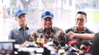 Menteri Sekretaris Negara Prasetyo Hadi (tengah) ketika memberi keterangan di lingkup Istana Kepresidenan Jakarta