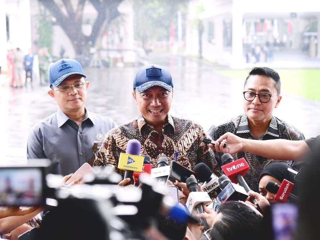 Menteri Sekretaris Negara Prasetyo Hadi (tengah) ketika memberi keterangan di lingkup Istana Kepresidenan Jakarta