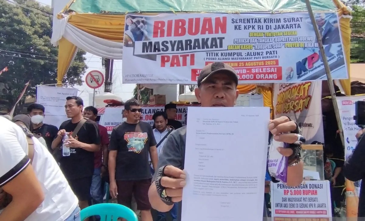 Warga Kabupaten Pati, Jawa Tengah, kembali melakukan aksi penggalangan surat desakan terhadap Komisi Pemberantasan Korupsi (KPK) untuk segera menetapkan Bupati Pati Sudewo sebagai tersangka kasus dugaan pidana korupsi proyek pembangunan jalur kereta api, Senin (25/8/2025).