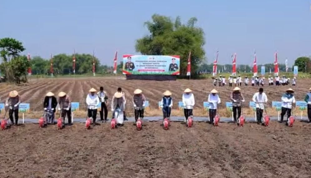 Polri Tanam Jagung di Ponpes Tebuireng Jombang