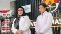 Kasubdit II Dittipid PPA dan PPO Bareskrim Polri Kombes Pol. Ganis Setyaningrum (kiri) memberikan keterangan media di Gedung Divisi Humas Polri, Jakarta