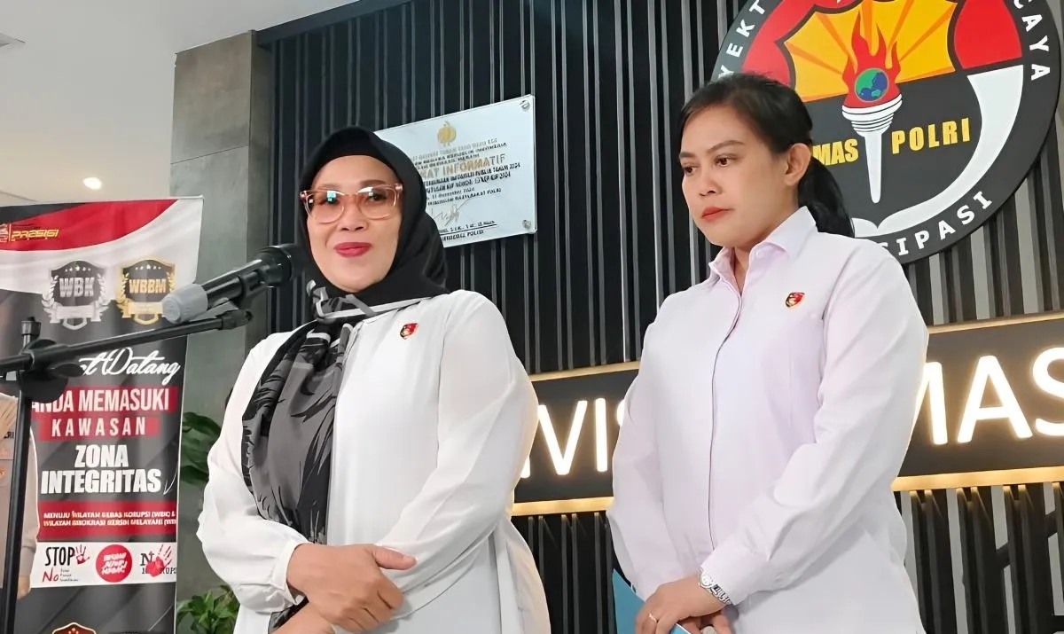 Kasubdit II Dittipid PPA dan PPO Bareskrim Polri Kombes Pol. Ganis Setyaningrum (kiri) memberikan keterangan media di Gedung Divisi Humas Polri, Jakarta