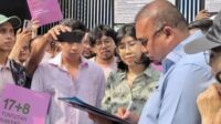 Andre dan Rieke Diah Terima Tuntutan 17+8 dari Aktivis dan Influencer di Gerbang Pancasila DPR
