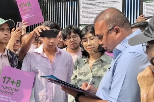 Andre dan Rieke Diah Terima Tuntutan 17+8 dari Aktivis dan Influencer di Gerbang Pancasila DPR