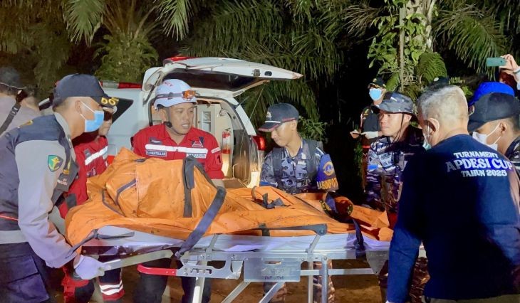 Bupati Tanah Bumbu serahkan 8 jasad korban heli jatuh kepada Basarnas