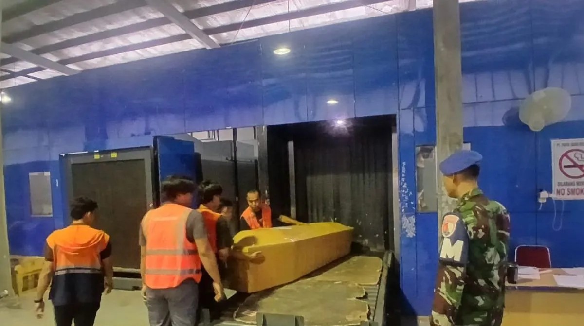 PETI JENAZAH di masukkan ke pesawat