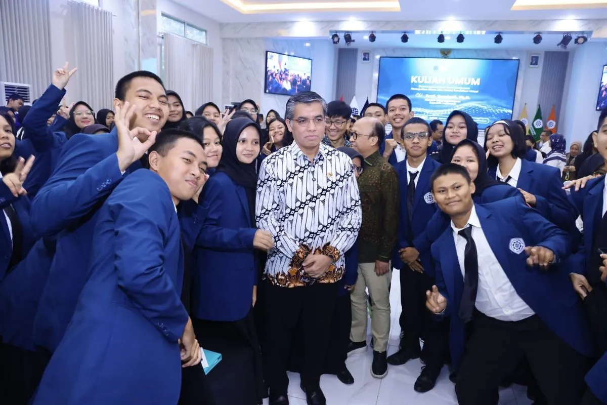 Menaker Ajak Mahasiswa Polteknaker Siapkan Diri Hadapi Green Jobs Menuju Indonesia Emas 2045