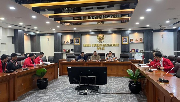 Andre Rosiade, Daniel Johan, dan Kawendra Lukistian Terima Massa GMNI di DPR