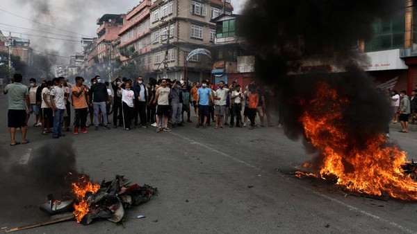Mirip Di Indonesia, Demo Berdarah di Nepal, Massa Bakar Rumah dan Serang Menteri