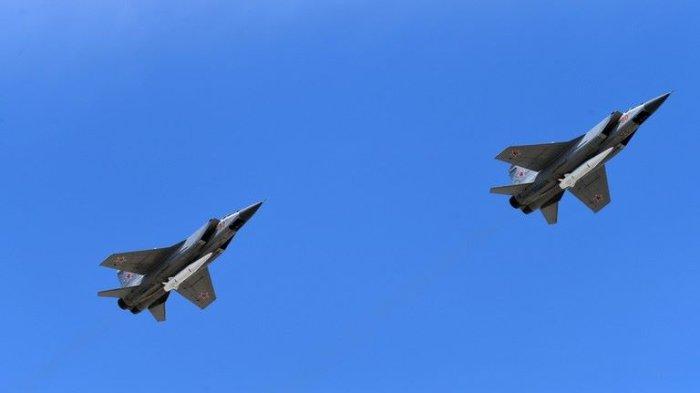 Rusia Unjuk Kekuatan, Jet Tempur MiG-31 Bawa Rudal Balistik Hipersonik Terbang di Laut Barents