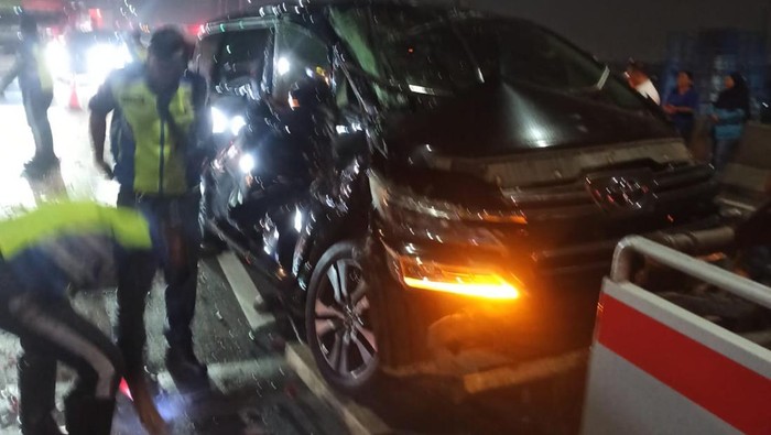 Kecelakaan Beruntun 6 Kendaraan di Tol Arah Pluit, Dipicu Truk Rem Blong