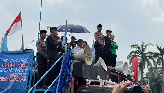Polisi dan Buruh Gelar Doa Bersama di Tengah Unjuk Rasa di DPR