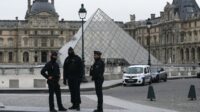 Museum Louvre, Paris, adalah museum seni terbesar di dunia, Museum ini terkenal sebagai rumah bagi ribuan mahakarya bersejarah, termasuk lukisan ikonik Mona Lisa