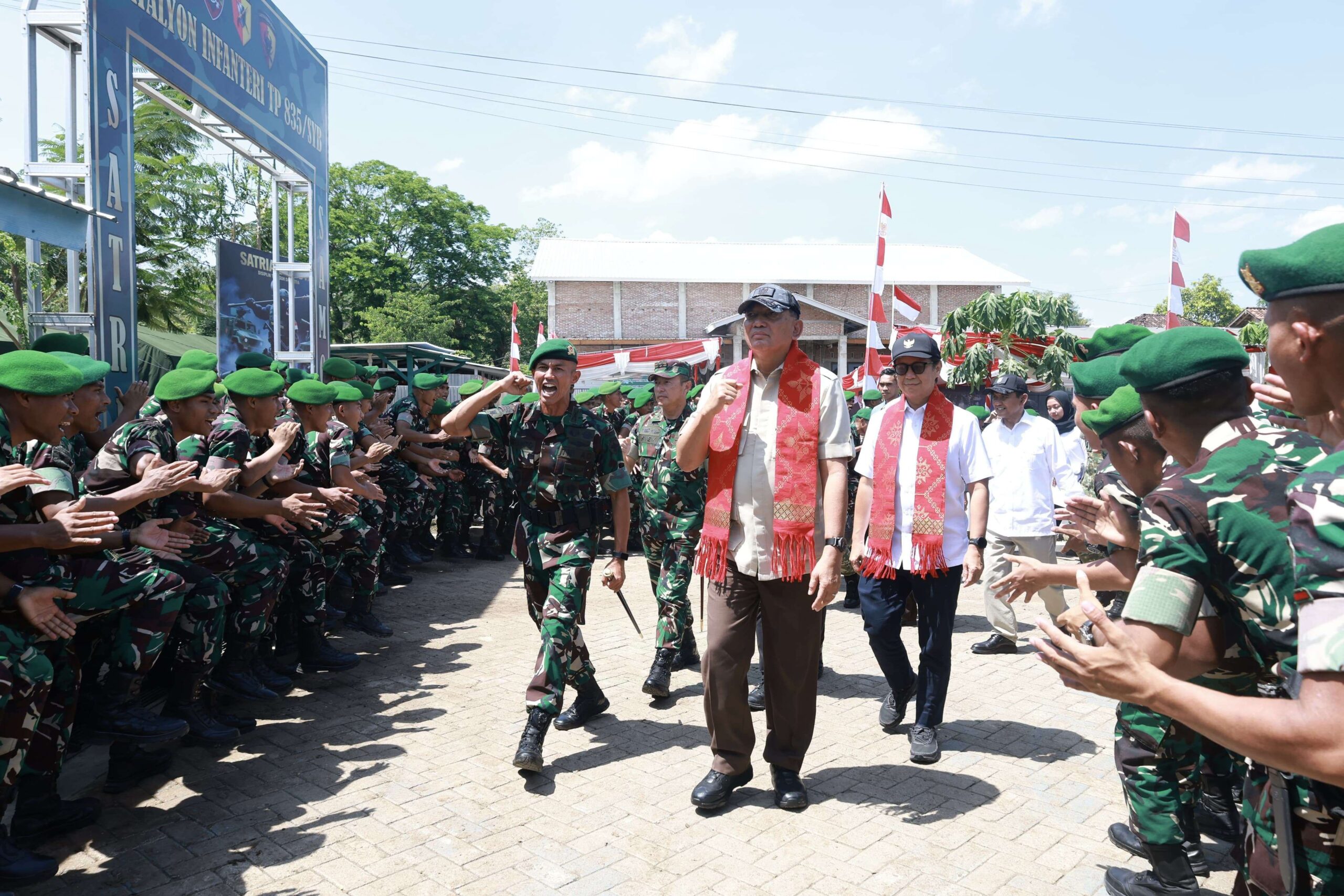 unjungan kerja Menhan Sjafrie Sjamsoeddin ke markas sementara Yonif Teritorial Pembangunan 835/Samota Yudha Bhakti (SYB) di Sumbawa, NTB