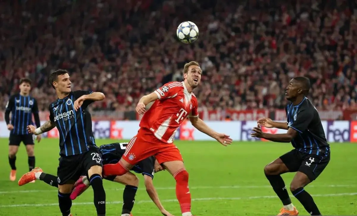 Penyereng Bayern Muenchen Harry Kane (tengah) berusaha melewati penjagaan para pemain Club Brugge pada laga lanjutan Liga Champions UEFA 2025/2026 di Stadion Allianz Arena, Muenchen, Rabu (22/10/2025). Kane mencetak satu gol dalam pertandingan itu untuk membawa timnya menang 4-0.