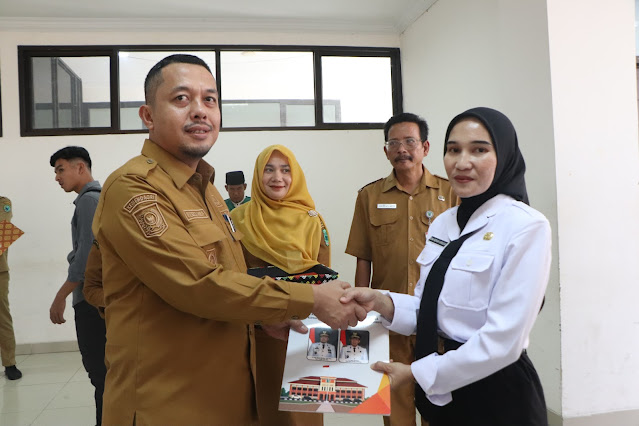 , Bupati Paluta Reski Basyah Harahap menyerahkan SK PPPK Formasi 2024 Tahap II, Selasa (7/10/2025) yang lalu