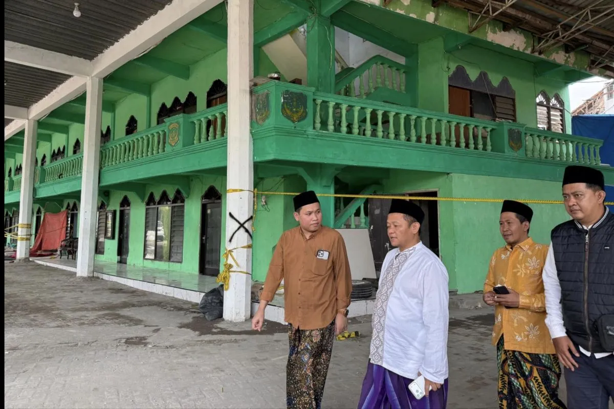 Ketua Fraksi Golkar Muhammad Sarmuji Kunjungi Ponpes Al Khoziny, Sampaikan Duka dan Komitmen Pemulihan