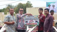 1000560940.jpg Dorong Produktivitas, Kementan Salurkan 10 Traktor untuk Petani Dharmasraya