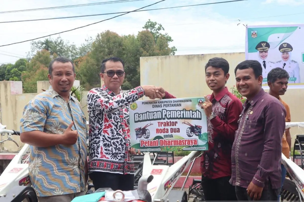 Dorong Produktivitas, Kementan Salurkan 10 Traktor untuk Petani Dharmasraya