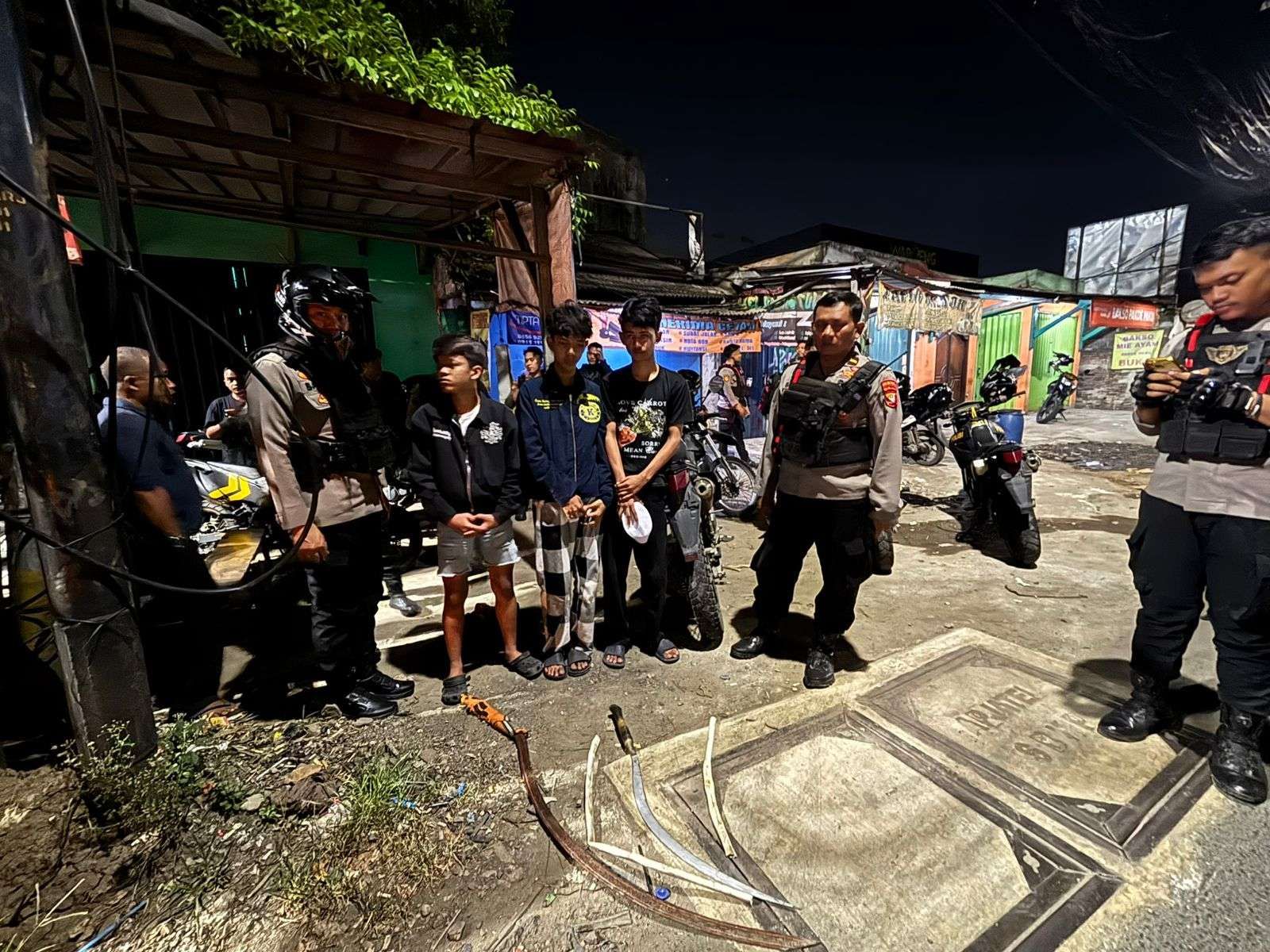 Tiga orang remaja hendak tawuran terjaring patroli rutin malam hari oleh Polres Metro Bekasi Kota