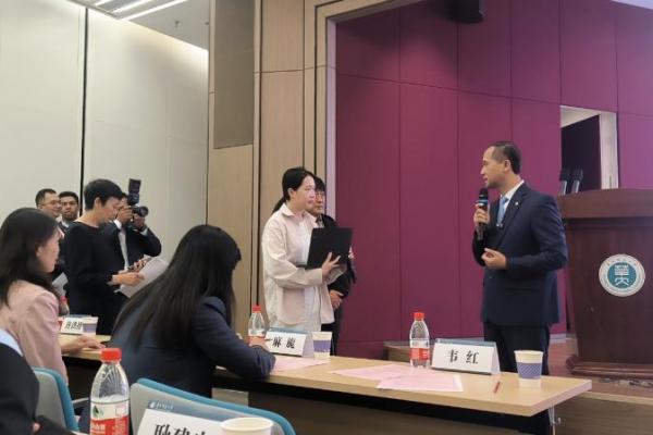 Menteri Transmigrasi (Mentrans) M. Iftitah Sulaiman Suryanagara saat memberikan kuliah umum di hadapan sivitas akademika Central China Normal University (CCNU), Wuhan