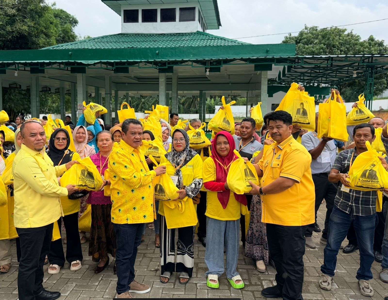 Lamhot Sinaga Salurkan Bantuan Sembako di Labuhanbatu untuk Rayakan HUT ke-61 Golkar