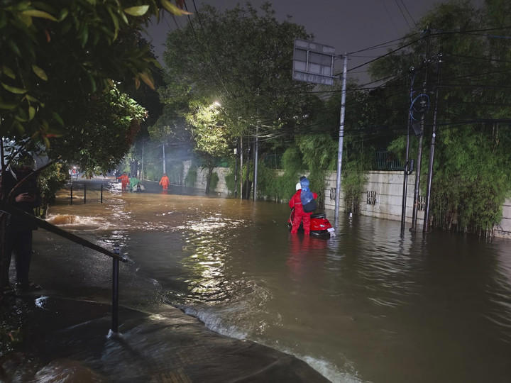 Hujan Deras Sebabkan Banjir di Cilandak Timur, Lalu Lintas Tersendat