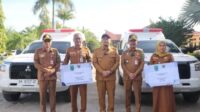 Bupati Paluta, H. Reski Basyah Harahap, menyerahkan dua unit ambulans kepada Puskesmas Kosik Putih dan Puskesmas Sibio-bio, Senin (13/10/2025).