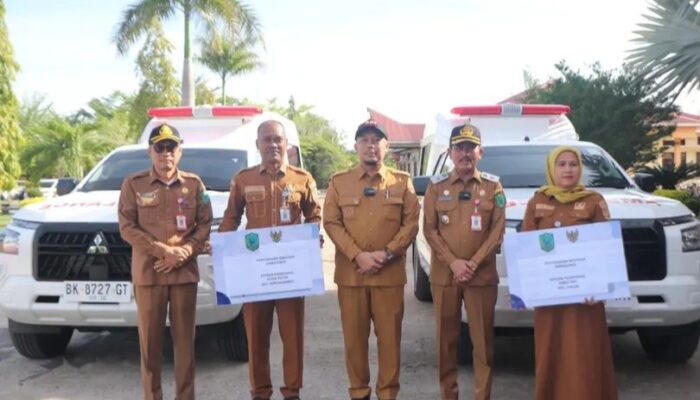 Bupati Paluta, H. Reski Basyah Harahap, menyerahkan dua unit ambulans kepada Puskesmas Kosik Putih dan Puskesmas Sibio-bio, Senin (13/10/2025).