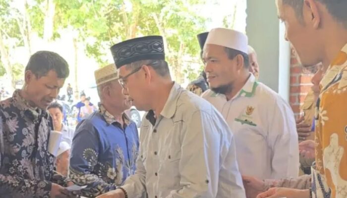 Asisten I Sarifuddin Harahap, mewakili Bupati Reski Basyah Harahap, menyerahkan bantuan Program Paluta Peduli.
