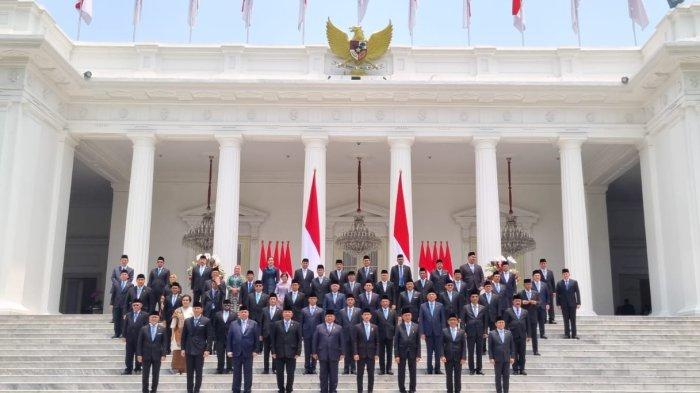 Para menteri Kabinet Merah Putih berpose di depan Istana Negara bersama Presiden Prabowo Subianto dan Wapres Gibran Rakabuming,