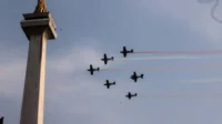 Langit Monas Bergemuruh, Warga Bersorak Kagumi Aksi Pesawat TNI