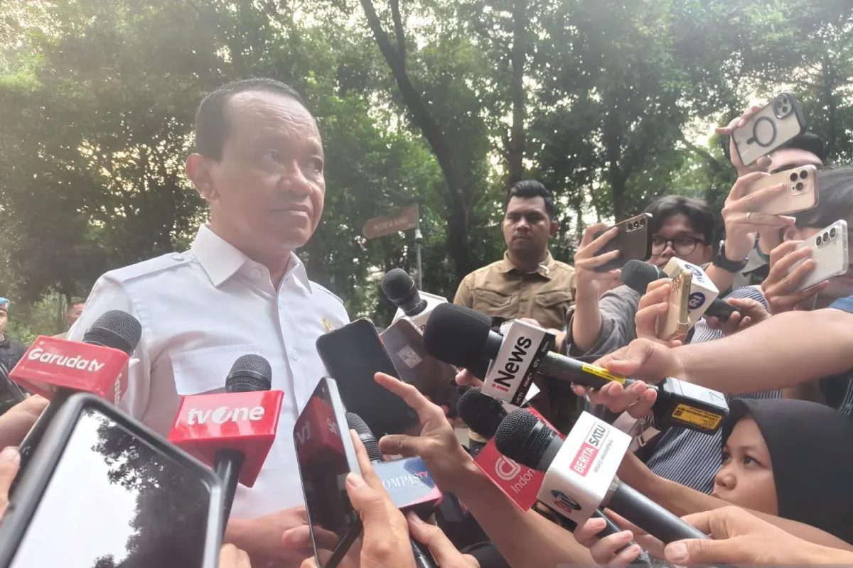 Menteri ESDM Bahlil Lahadalia menyampaikan keterangan terkait hasil rapat terbatas bersama Presiden Prabowo Subianto di kediaman pribadi presiden di kawasan Kertanegara, Jakarta Selatan, Minggu (19/10/2025)