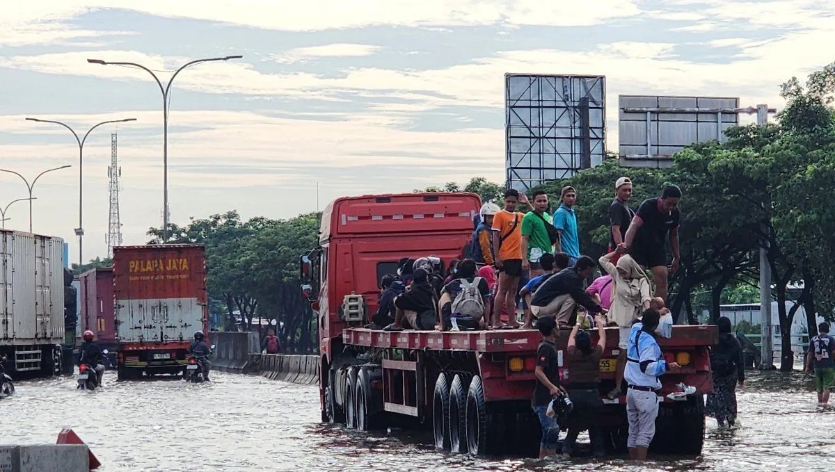 Banjir Masih Rendam Jalur Pantura Semarang, Aktivitas Warga Terganggu