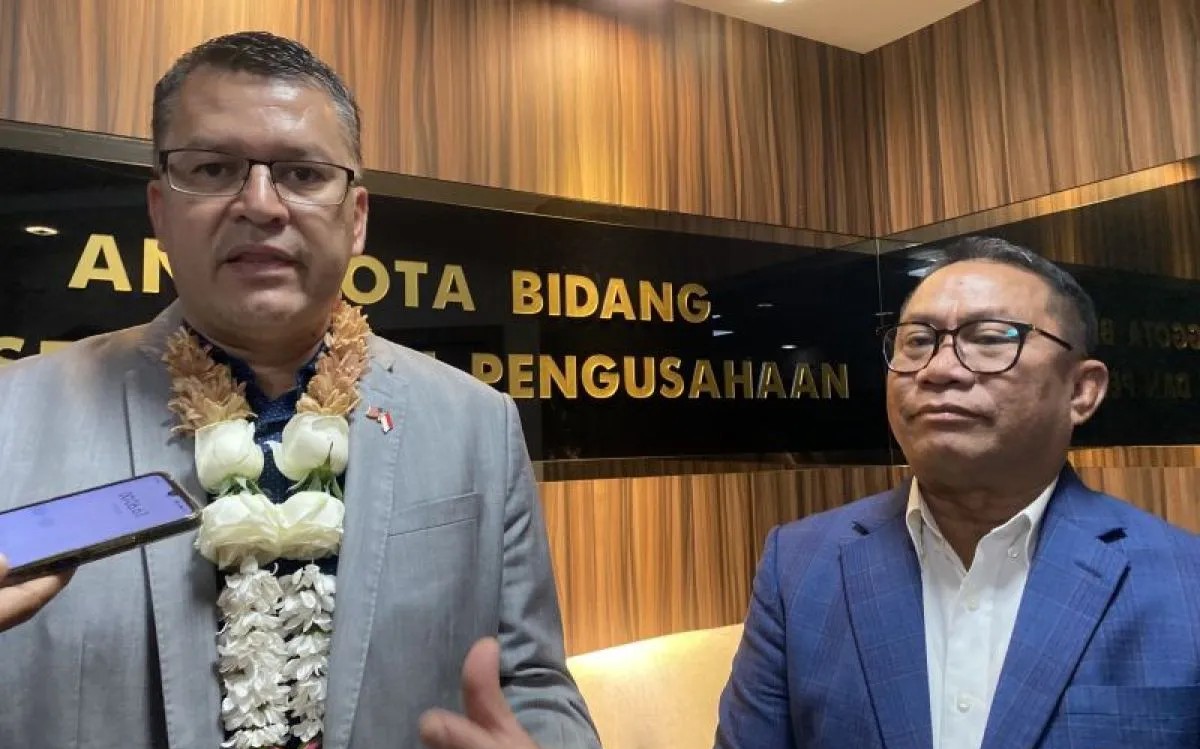 Ketua Komite Perdagangan Internasional DPRD Arizona, AS, Tony Rivero (kiri) dan Deputi Bidang Investasi dan Pengusahaan BP Batam Fary Djemy Francis (kanan) di BP Batam, Kepri, Jumat (17/10/2025)
