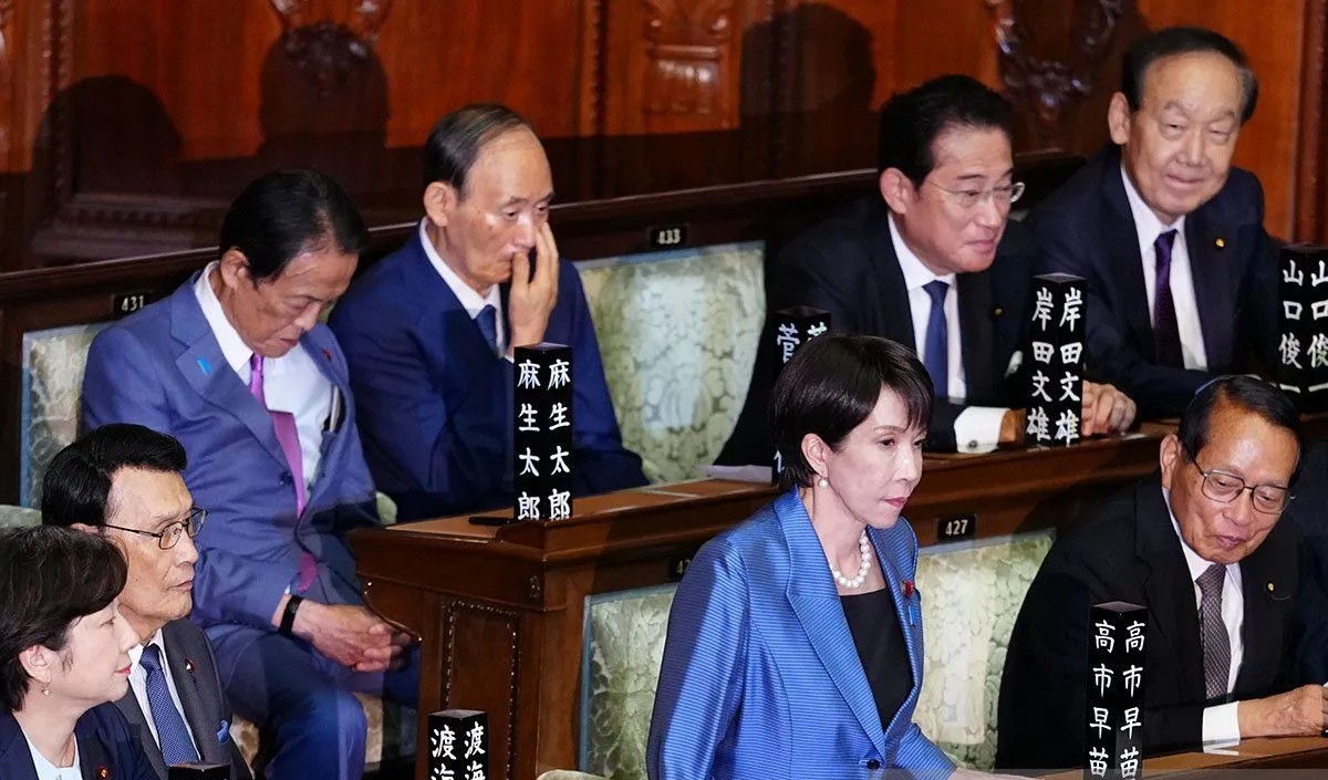 Sanae Takaichi (kedua dari kanan, depan) menghadiri sidang luar biasa Dewan Perwakilan Rakyat di Tokyo, Jepang, 21 Oktober 2025. Sanae Takaichi, presiden Partai Demokrat Liberal yang berkuasa di Jepang, memenangkan pemungutan suara penunjukan perdana menteri di Dewan Perwakilan Rakyat