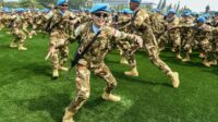 Pasukan Kontingen Garuda UNIFIL melakukan yel-yel usai mengikuti upacara Pelepasan Satgas TNI Kontingen Garuda UNIFIL 2025 di Lapangan Prima, Mabes TNI, Jakarta