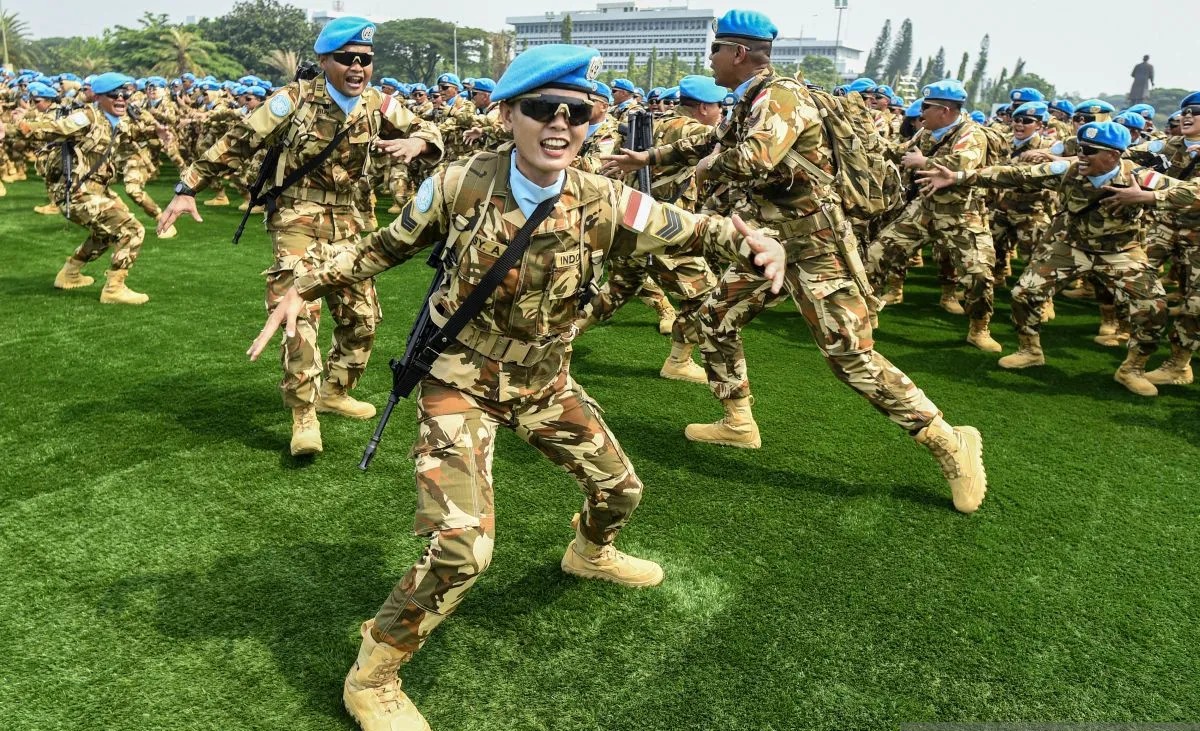 Pasukan Kontingen Garuda UNIFIL melakukan yel-yel usai mengikuti upacara Pelepasan Satgas TNI Kontingen Garuda UNIFIL 2025 di Lapangan Prima, Mabes TNI, Jakarta