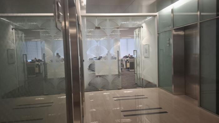 Suasana kantor di lantai 23 Palma Tower, Jalan TB Simatupang, Jakarta Selatan, yang diduga kantor Duta Palma Group, tampak aktif tanpa penanda nama perusahaan, Selasa (21/10/2025). Foto ini menjadi bagian dari laporan investigatif soal dugaan kunjungan terpidana korupsi Surya Darmadi alias Apeng ke kantor saat berstatus tahanan.