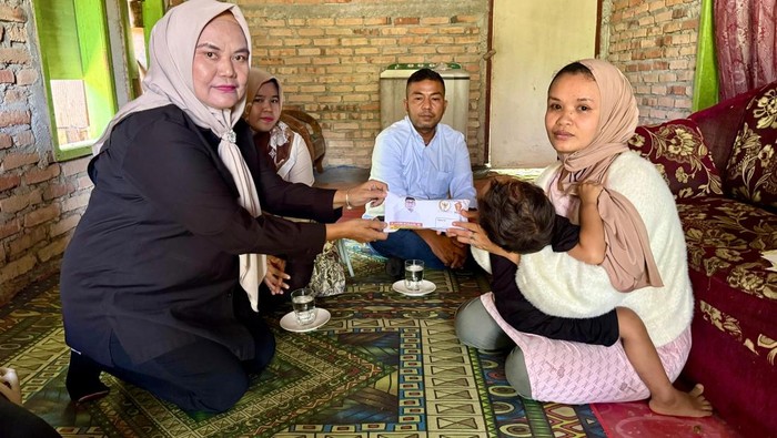 Andre Rosiade Salurkan Bantuan untuk Balita Penderita Cacingan di Padang Panjang