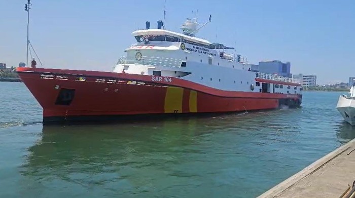 Basarnas turunkan KN SAR Kamajaya cari kapal ambulans yang hilang kontak di perairan Pangkep.