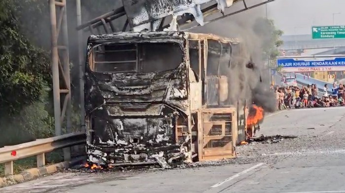 Bus Damri Terbakar di Tol Cikampek, Seluruh Penumpang Dievakuasi