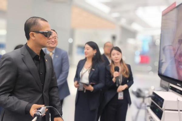 Menteri Transmigrasi (Mentrans) M. Iftitah Sulaiman Suryanagara saat mengunjungi Mindray, perusahaan teknologi medis terbesar di Tiongkok yang berlokasi di Wuhan, Provinsi Hubei, melihat Provinsi Hubei sukses menjadi wilayah besar karena program transmigrasi yang fokus pada industrialisasi berskala ekspor