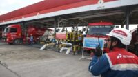 Petugas melakukan monitoring proses pengisian bahan bakar minyak (BBM) jenis pertalite ke mobil tangki di Integrated Terminal Dumai, Dumai, Riau,