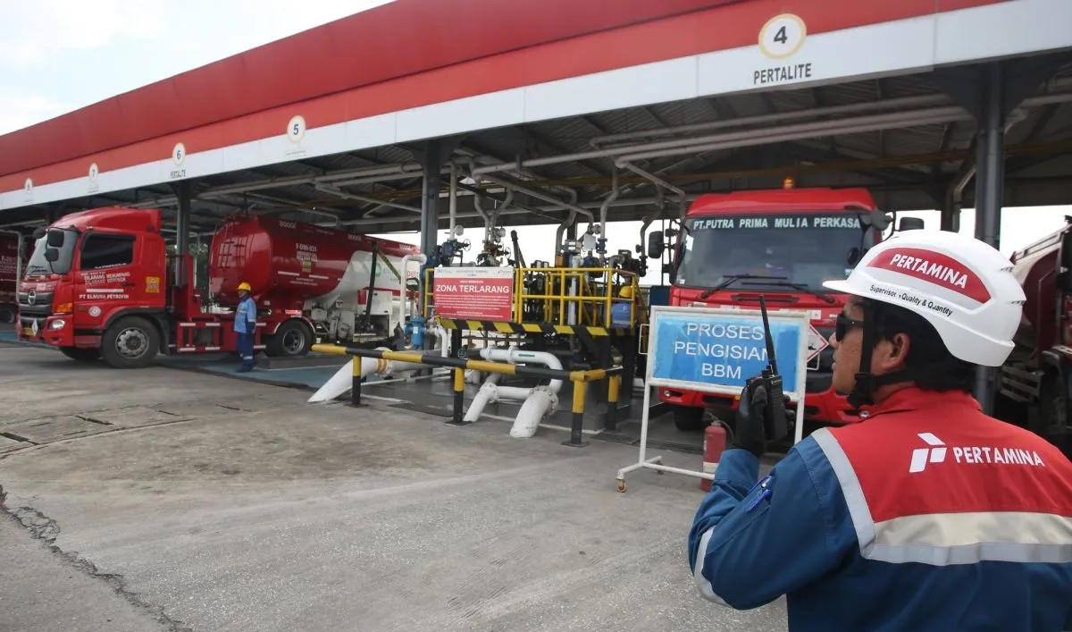 Petugas melakukan monitoring proses pengisian bahan bakar minyak (BBM) jenis pertalite ke mobil tangki di Integrated Terminal Dumai, Dumai, Riau,