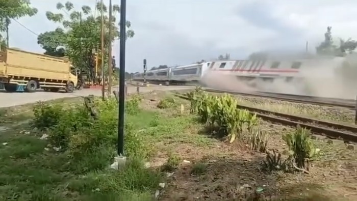 Evakuasi KA Purwojaya di Bekasi Rampung, Jalur Kereta Kembali Bisa Dilintasi