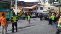 Sejumlah petugas mengamankan lokasi ambruknya gedung Pondok Pesantren (Ponpes) Al-Khoziny di Kabupaten Sidoarjo, Jawa Timur