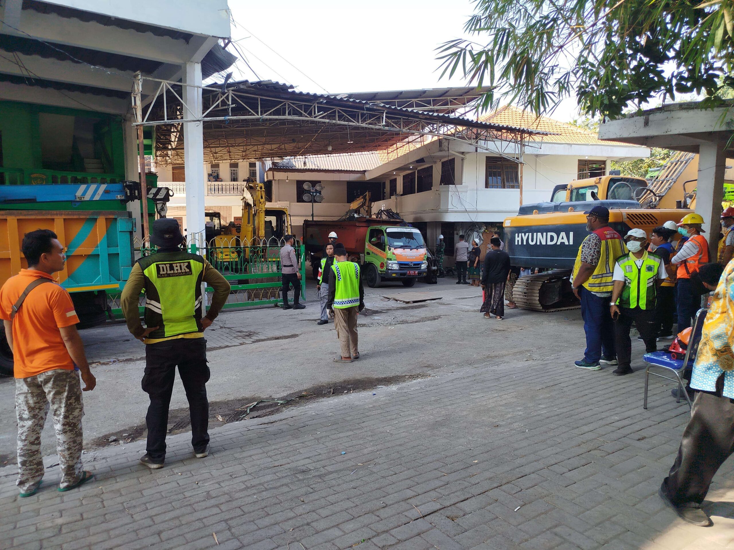 Sejumlah petugas mengamankan lokasi ambruknya gedung Pondok Pesantren (Ponpes) Al-Khoziny di Kabupaten Sidoarjo, Jawa Timur