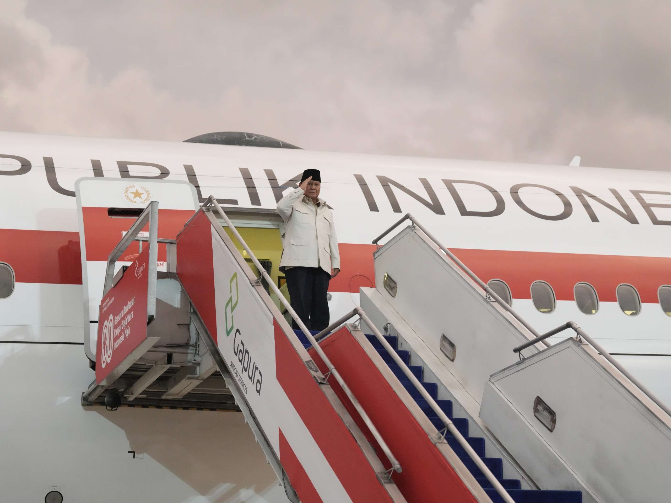 Presiden RI Prabowo Subianto memberikan sikap hormat kepada sejumlah menteri sebelum meninggalkan Tanah Air menuju Malalysia. Presiden Prabowo bertolak dari Lanud Halim Perdanakusuma, Jakarta, Sabtu (25/10/2025)